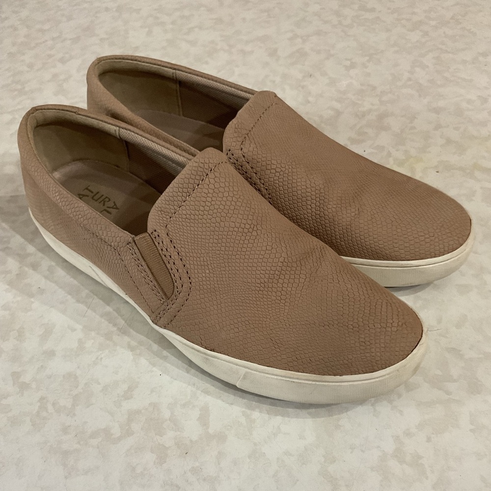 Naturalizer Marianne women’s Tan leather Slip-On sneakers size 10.5